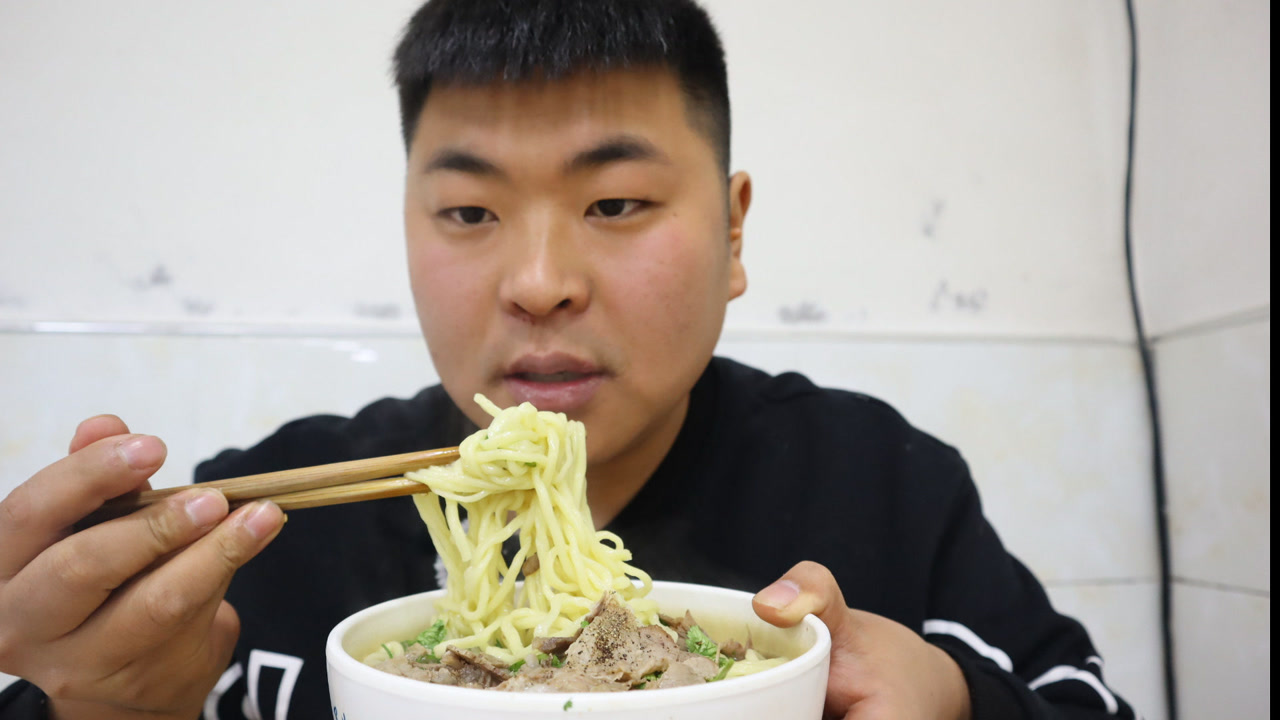 小文哥暂时不能吃大餐了,花13元吃牛肉面,边吃边打嗝,他怎么了