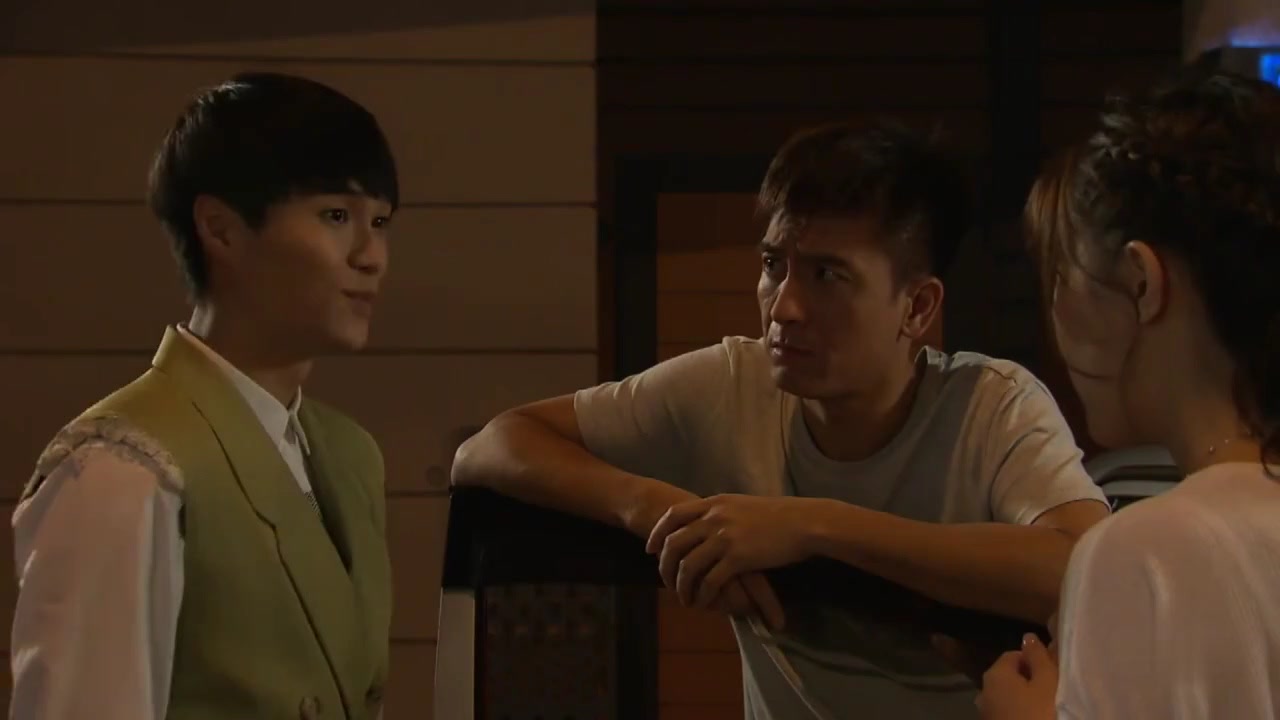 降魔的:石敢当帮女主持开天眼,让她可以看到鬼,女主持吓坏了