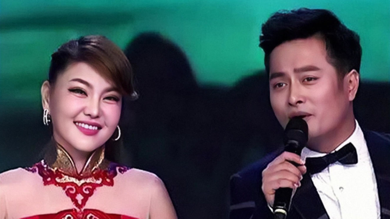 太肉麻了!乌兰图雅云飞合唱肉麻情歌甜到发慌,不愧是金童玉女