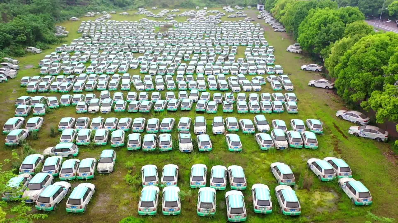 重庆发现共享汽车坟场,为何宁愿放报废,也不愿意低价出售呢!