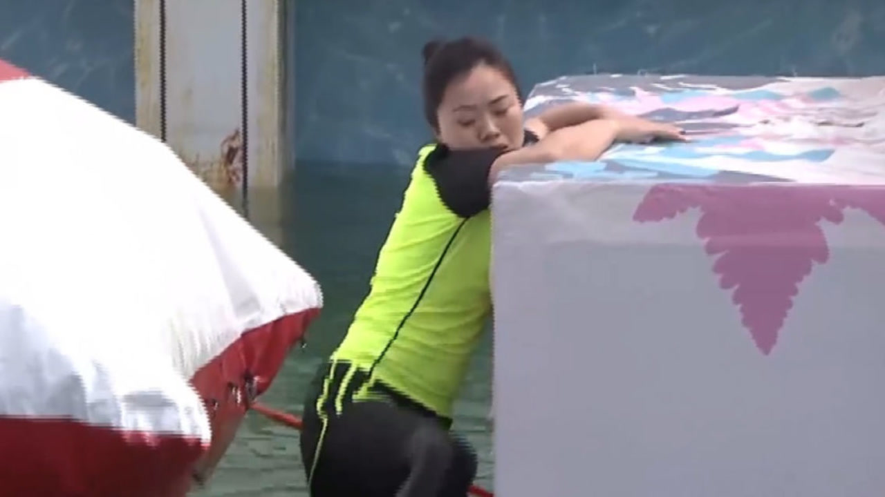 美女闯关险落水,徒手扣道具,给主持人心疼坏了丨向前冲