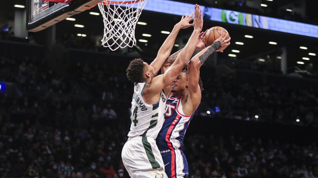 8日NBA十佳球 克拉克斯顿化身超巨收割机隔扣字母哥