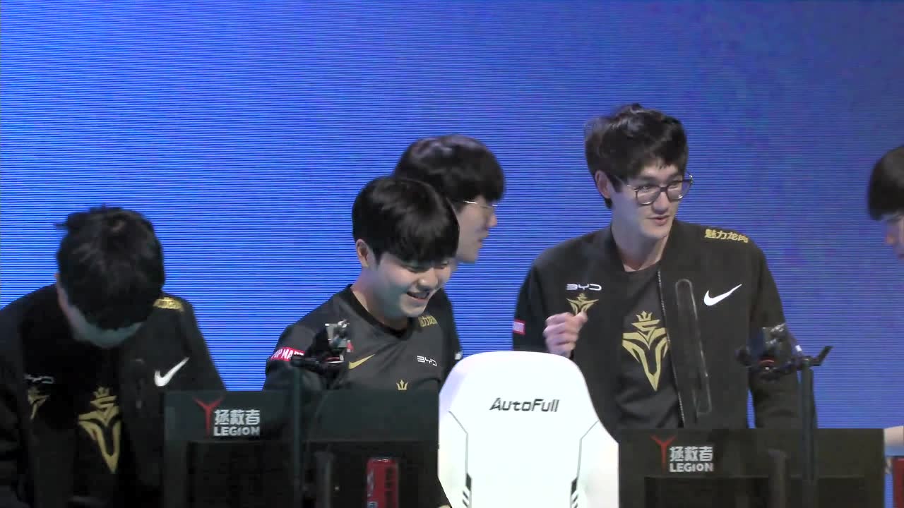 rookie theshy赛后拥抱梦回仁川，粉丝们都哭了