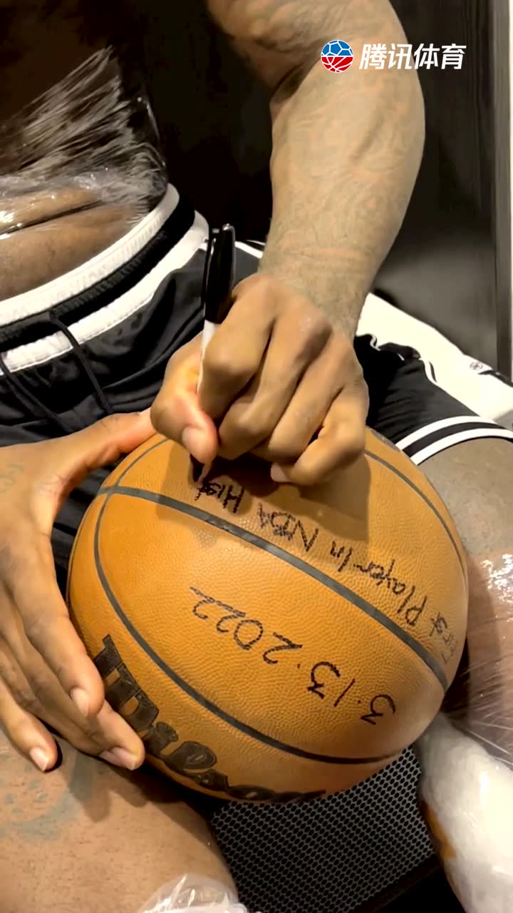 左撇子詹姆斯签名1分钟纯享 NBA第一位1万分+1万篮板+1万助攻