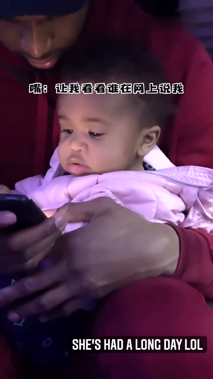 “带娃也不忘网上冲浪”