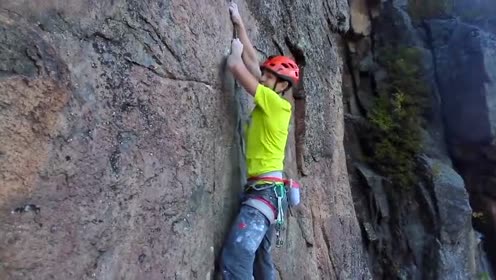 小伙徒手攀岩欲退出 不料直接脱手跌落山崖