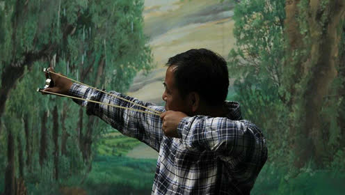 0:27:55经典传奇 牛人奇事大揭秘"弹弓王"传奇,太厉害了!