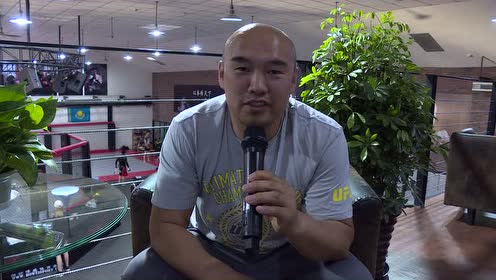 简 介:因为ufc比赛张铁泉没有赞助商,只能蹲在那里休息,此次对战是