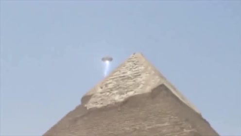 金字塔上出现外星人飞碟，UFO向金字塔输送 OR 吸收能量？