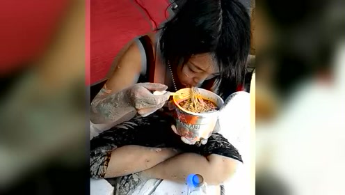 工地上打工90后女农民工,中午吃泡面充饥,看着让人心酸