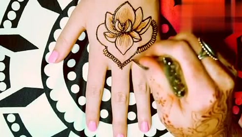 手背心形莲花吊坠纹身手绘,逼真形象,女孩子的钟爱