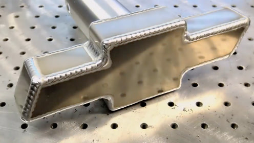 实拍国外牛人精心焊接一个立体造型汽车标志,你给这技艺打多少分?