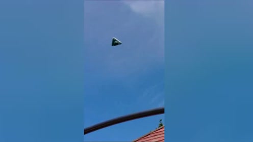空中出现不明飞行物，是个三角形的，有可能是UFO吗？的图片