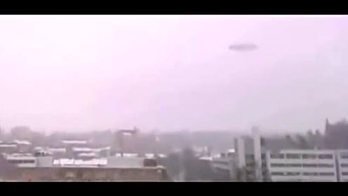 雪天空中出现神秘画面,拍到不明飞行物,难道是UFO