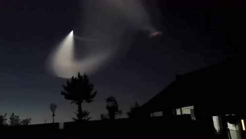 天空中的这束光，形似传说中的UFO的图片