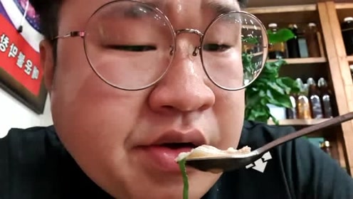 韩国大胃王胖哥,试吃五花肉和泡菜,肥而不腻太解馋了