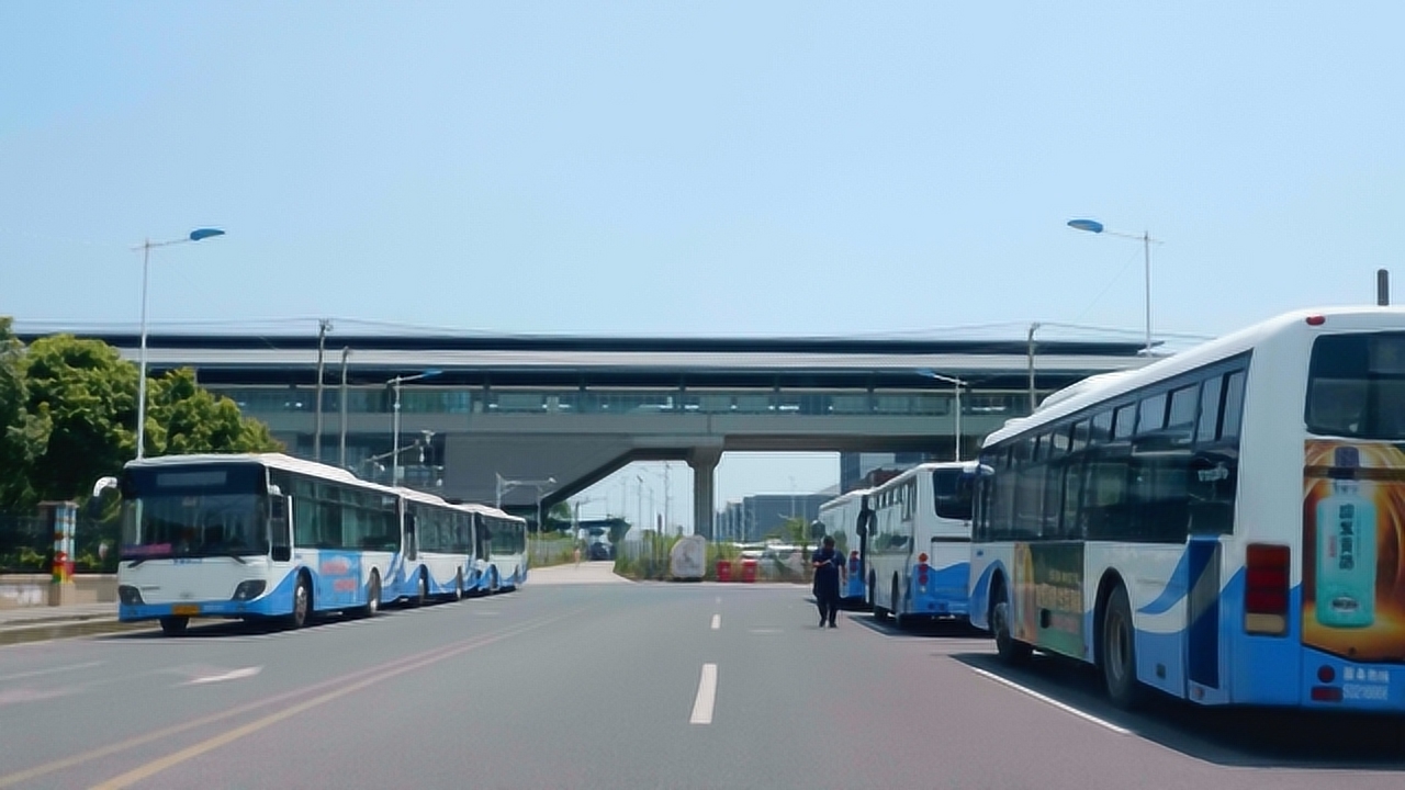 在上海,傅雷图书馆开往鹤沙航城地铁站