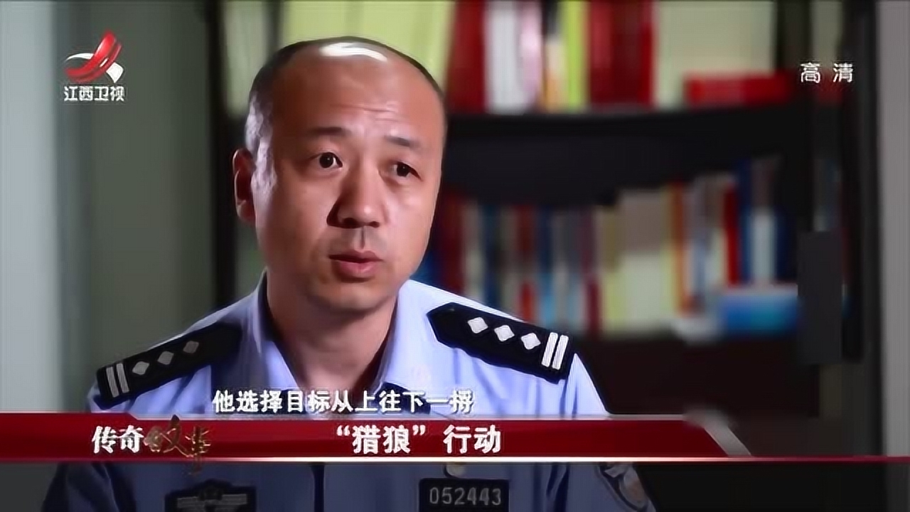 "猎狼"行动2:男子站在地铁站望门口,不赶车专挑女乘客跟着走