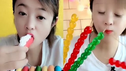 妹子直播吃彩色香肠,果冻串串,这也太馋人了!