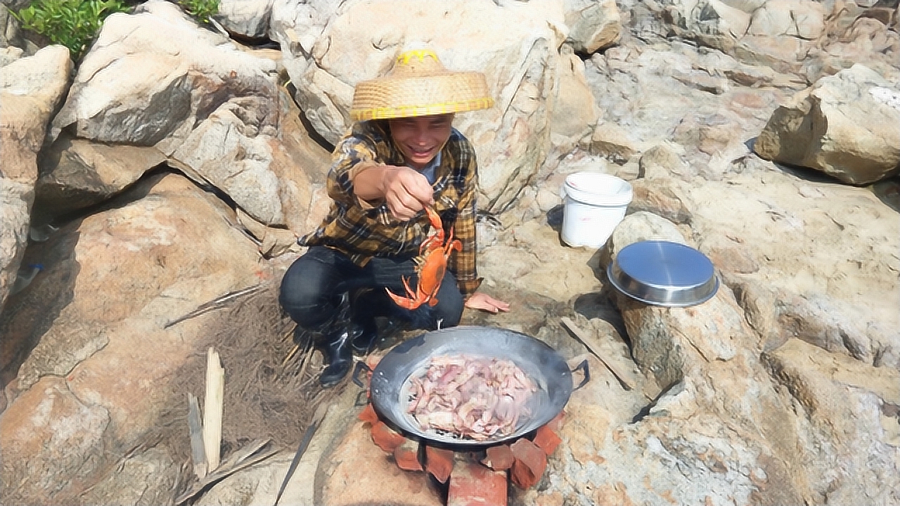 小渔翁拿锅去赶海,在海滩上抓了很多皮皮虾,直接煮熟来吃真香