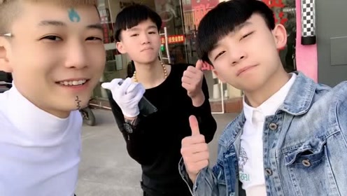 澳大利亚模特14岁首次纹身,花176万纹身超百次,素颜老照片很美