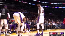 NBA轻视时刻：队友系鞋带詹姆斯捣乱，35岁了像个小孩子一样！