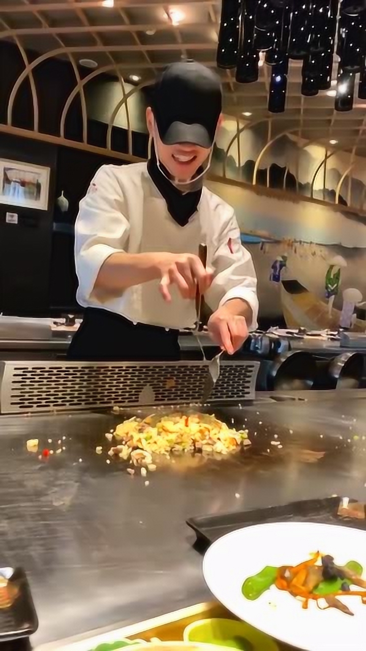 新东方也有炒菜这专业?美女询问厨师小哥哥问题,结果尬笑解释太尴尬