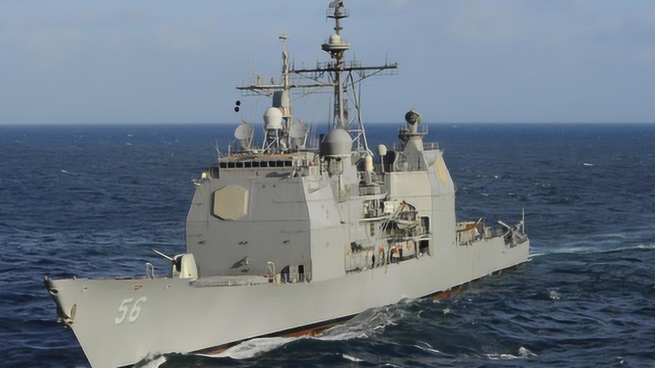 美军战斗舰出没南海,越南武装船果断退后:为东家"保驾护航"