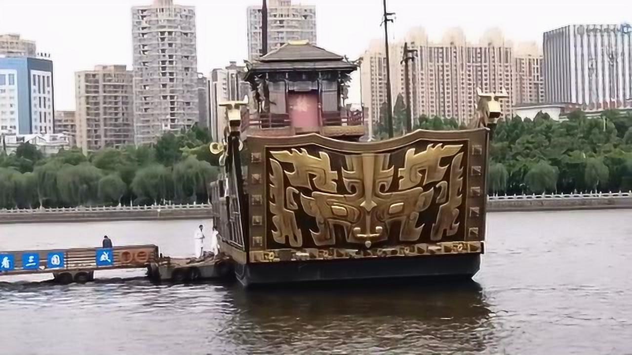 荆州九龙渊一艘"霸气"的古战船,是刘备,孙尚香结婚的"婚船"
