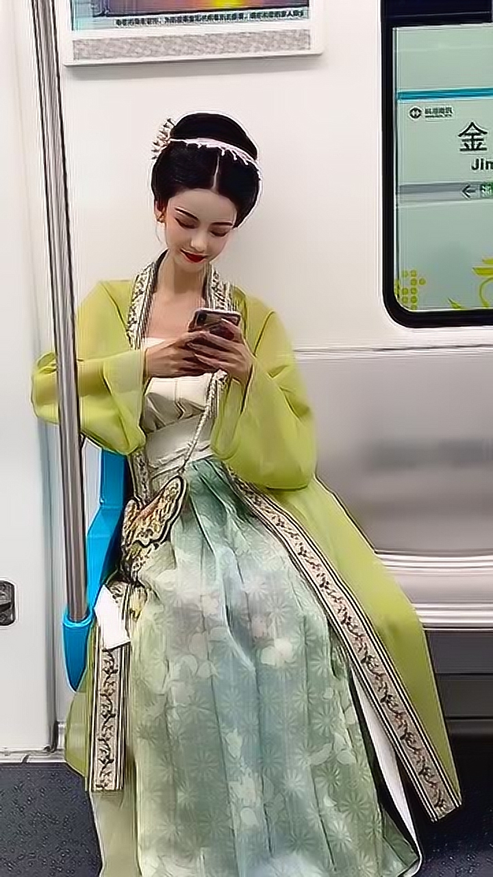 地铁上拍汉服小姐姐被发现,最后还把自己给搭进去了!我亏了吗?