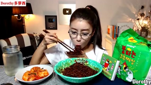 韩国吃播dorothy吃炒粉条,用火鸡面酱料调制的炸酱面,吃嗨了!