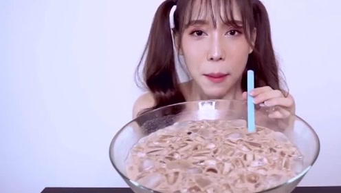 美女用大碗喝珍珠奶茶,喝水喝这么大碗肚子也会撑爆吧