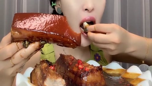 看大嘴美女吃饭就是过瘾,大肥肉吧唧吧唧的几口就解决了,看的我都咽