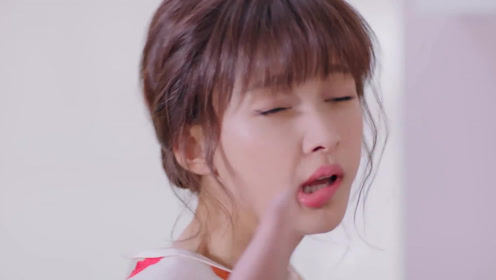 这妹子下手真狠,一巴掌下去,把美女脸都打歪了