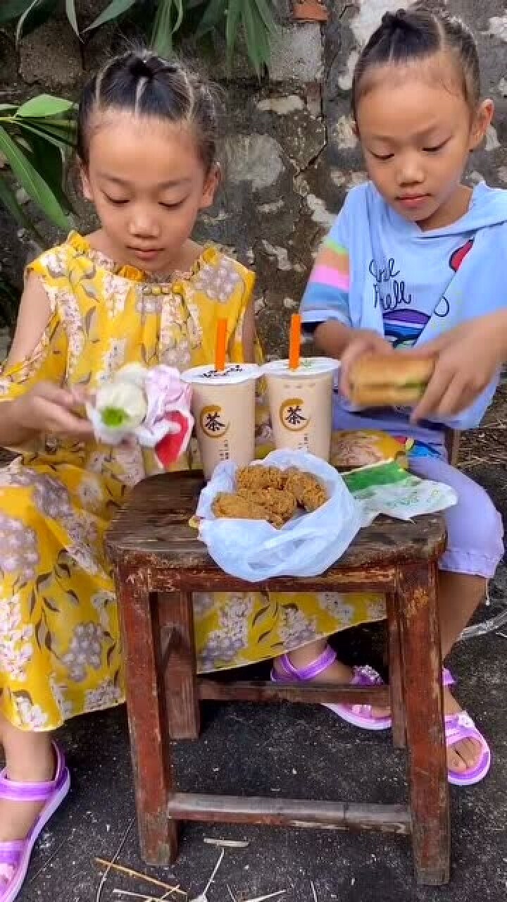 农村姐妹吃豪华奶茶套餐