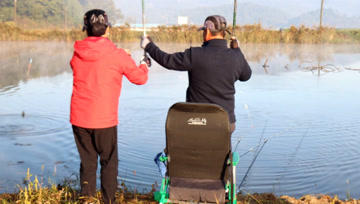 韩国退休老夫妻野钓鲫鱼，这么多鱼竿一字排开，不怕缠线吗？