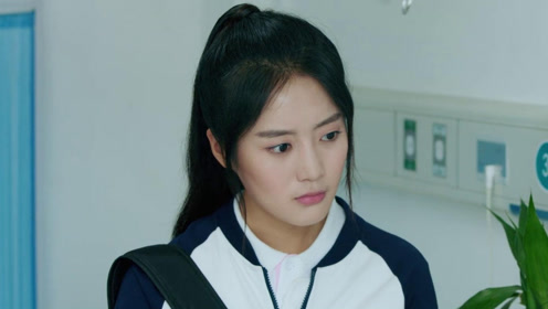 林静晓送卷子给陆扬,陆扬故意说气话让她走,林静晓撕卷转身而走