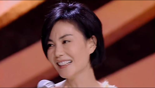 大张伟真是凭一张嘴混饭吃,天后王菲站她身边,被逗的哈哈大笑!