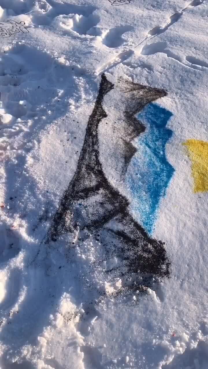 大叔用彩水在雪地上作画,画面堪比神作