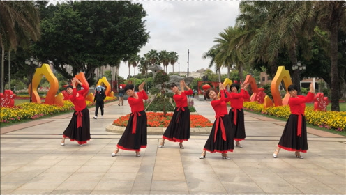 12人队形演出版扇子舞《过新年》重庆明佳广场舞