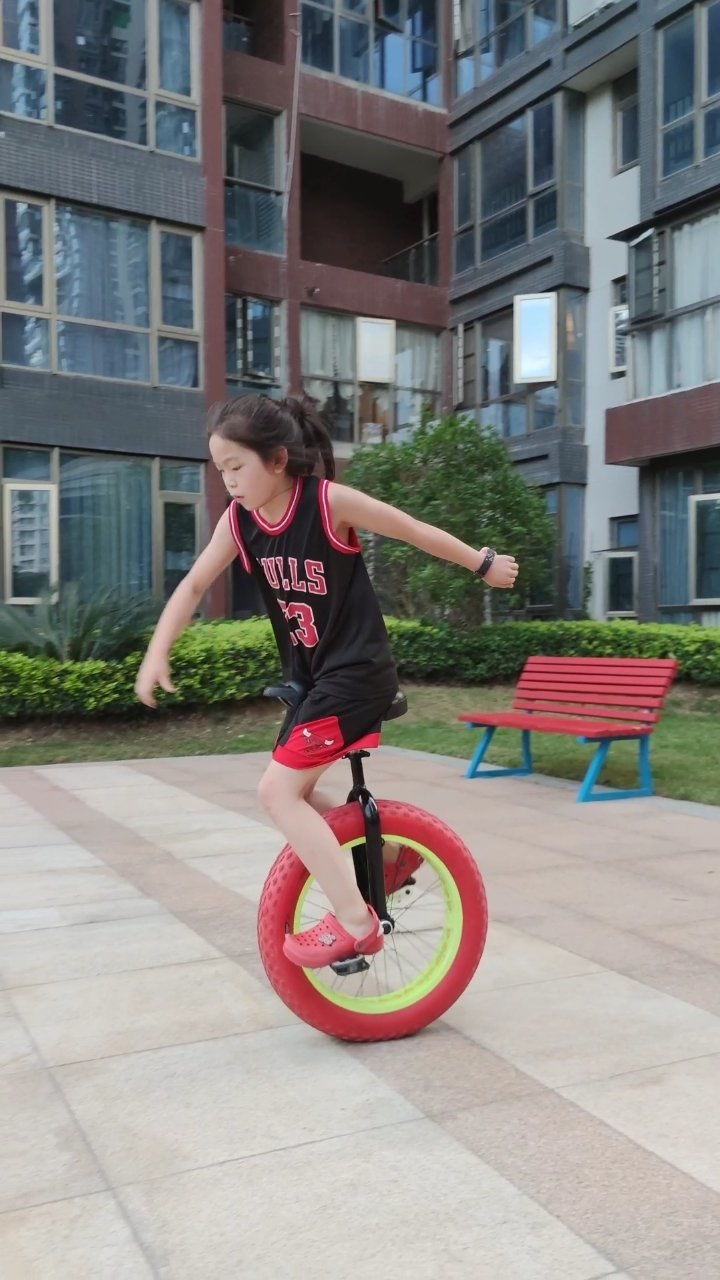 小女孩安雅骑独轮车上车成功率测试.