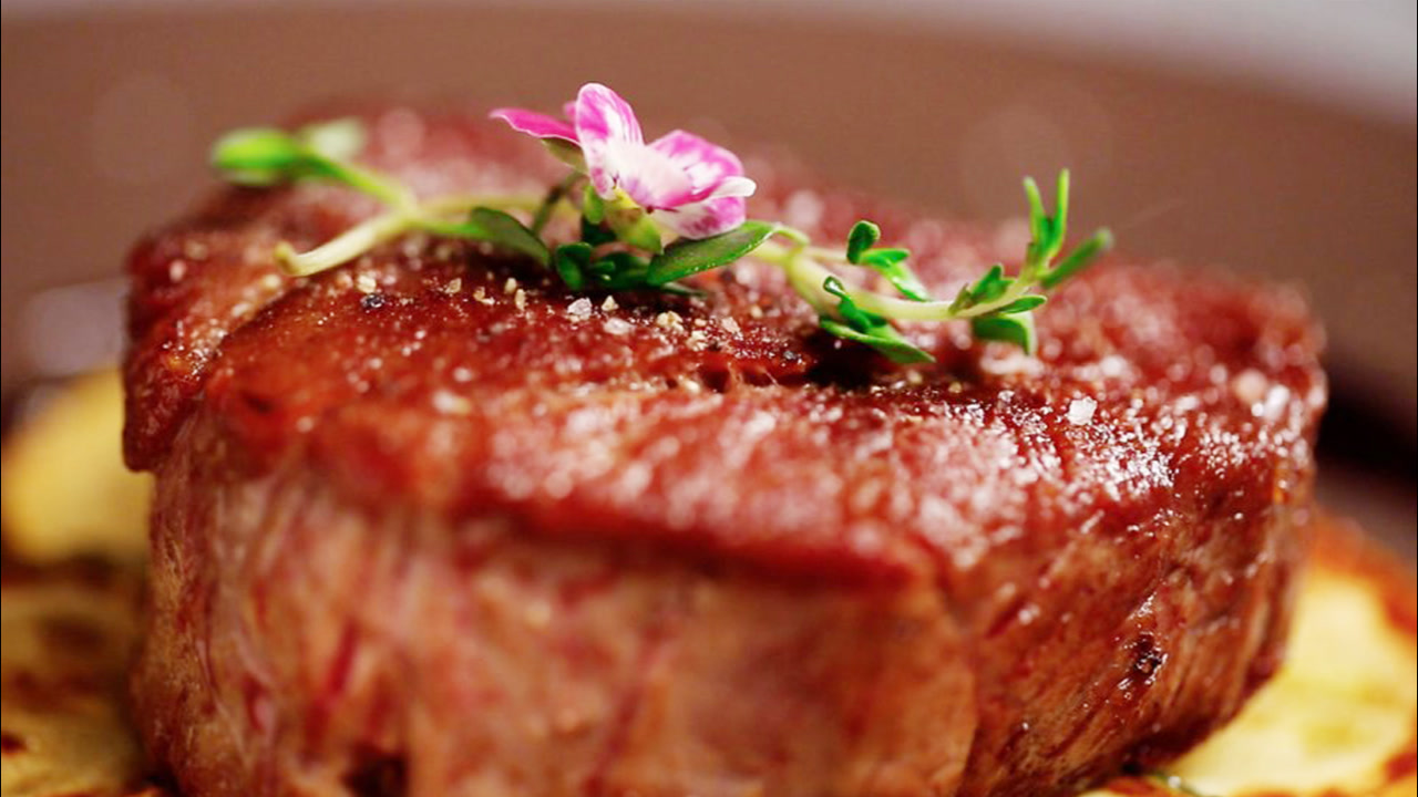 老菜谱大全:北京饭店名菜谱(煎牛里脊)