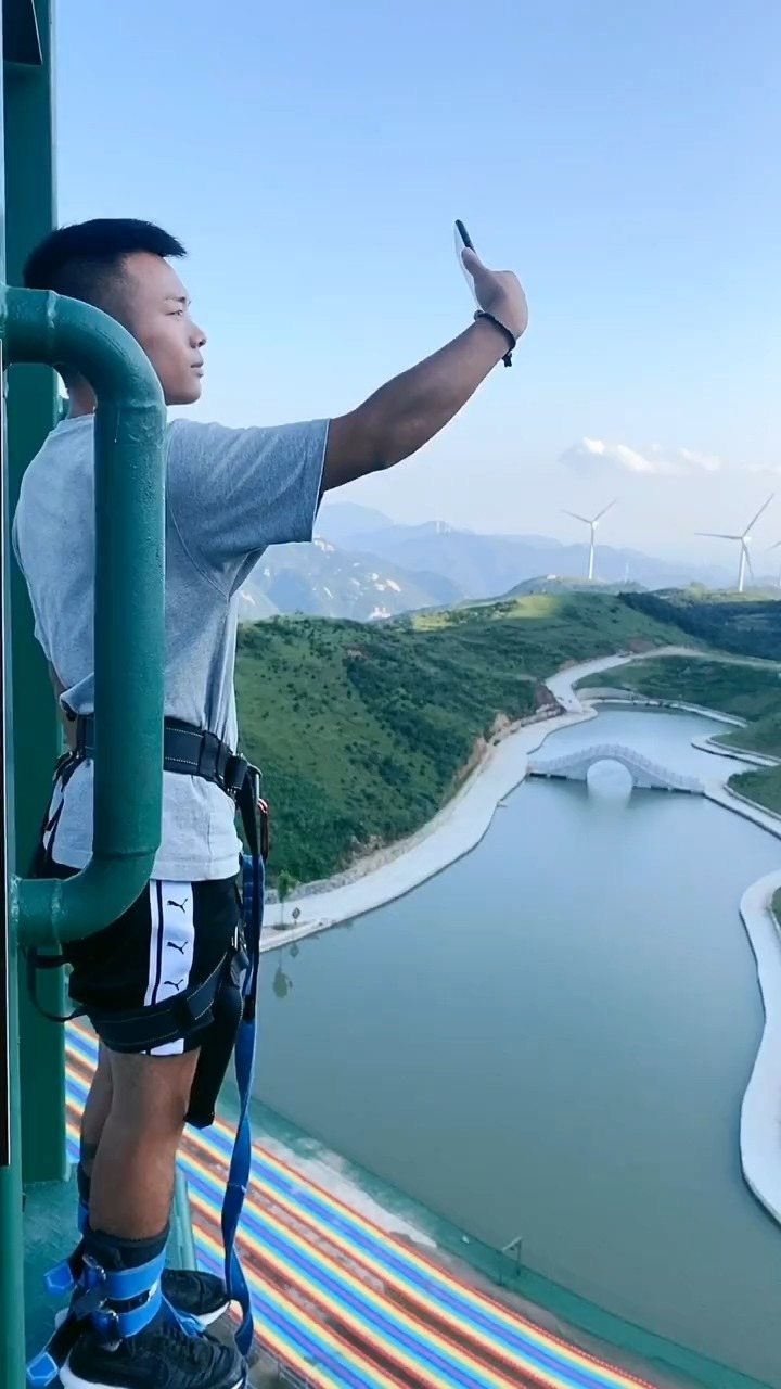 这小伙子太勇敢了,竟然敢在高空自拍!#蹦极##极限运动