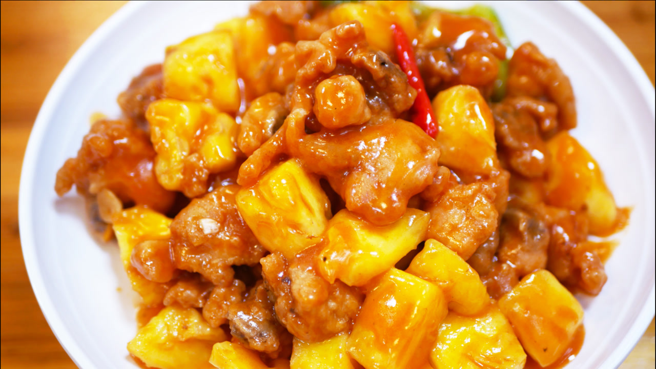 粤菜大厨分享"菠萝炒鸡"的家常做法,酸甜开胃,可口下饭!