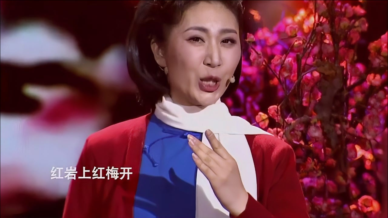 农村大叔在村口献唱红梅赞唱的真好听