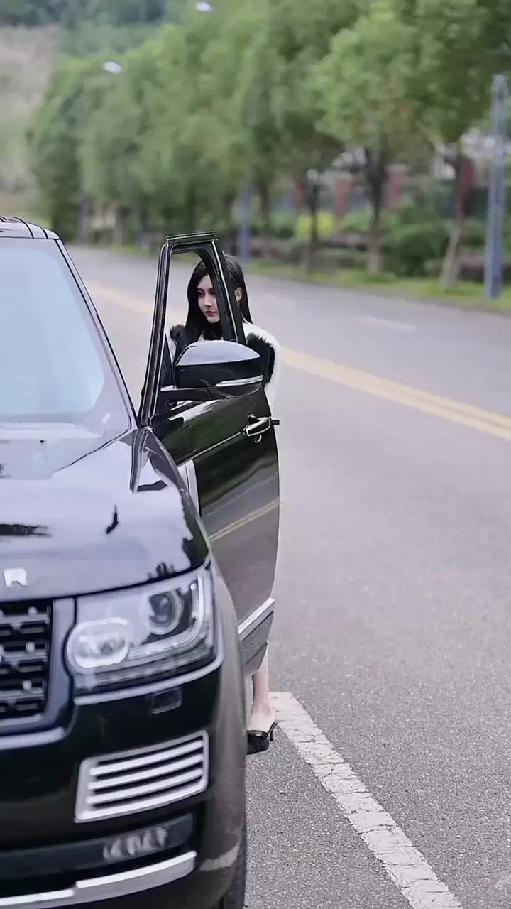 这就是从豪车上下来的女人,颜值是天生的,财富是靠自己所得