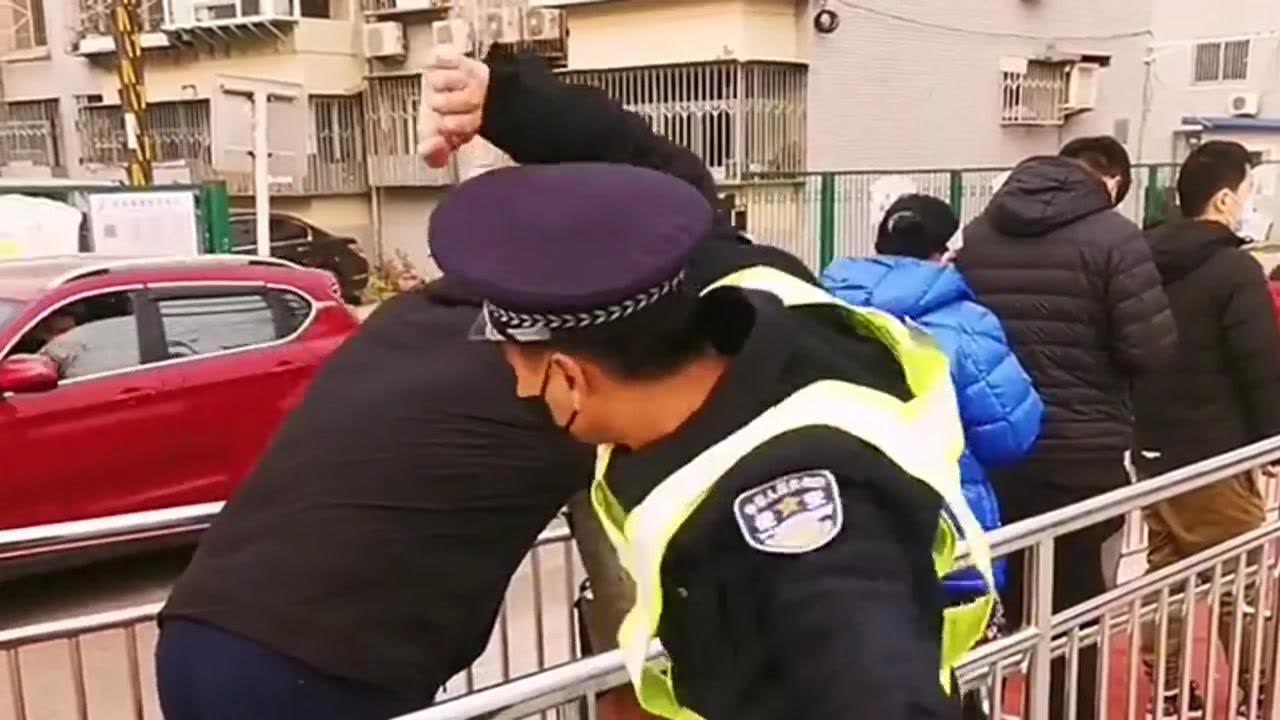 多亏保安小哥哥的一巴掌,小偷被打懵了,公共环境一定要保护好自己的