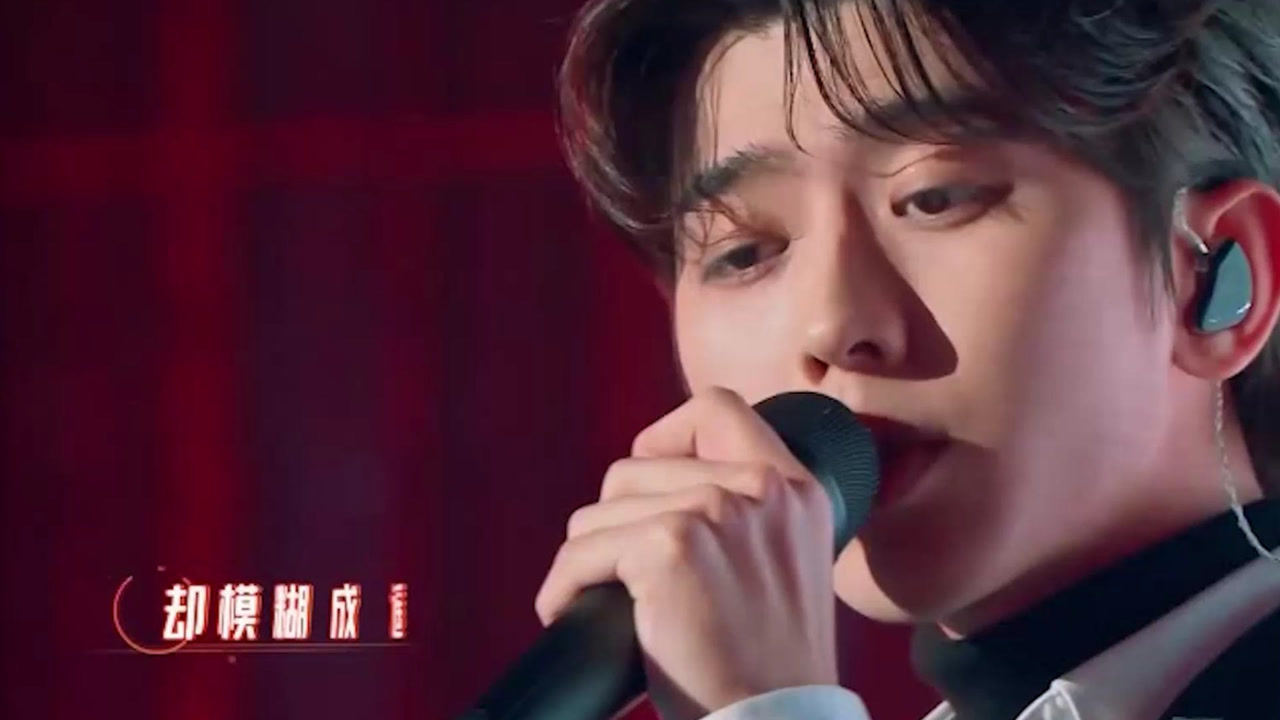 蔡徐坤帅气来袭,深情演唱《默片》,全场尖叫不断