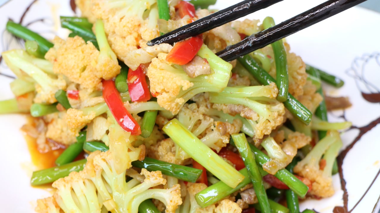 花菜很多做法,今天做个花菜炒蒜苔,一道简单好吃的家常菜