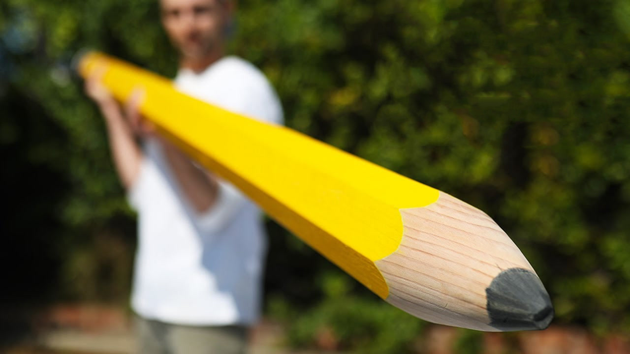 小哥制作巨大铅笔,总长2米,网友:写作业不得累死?